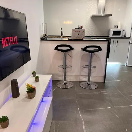 Espacioso De Diseno A 3 Min Renfe Con Parking Privado Apartman