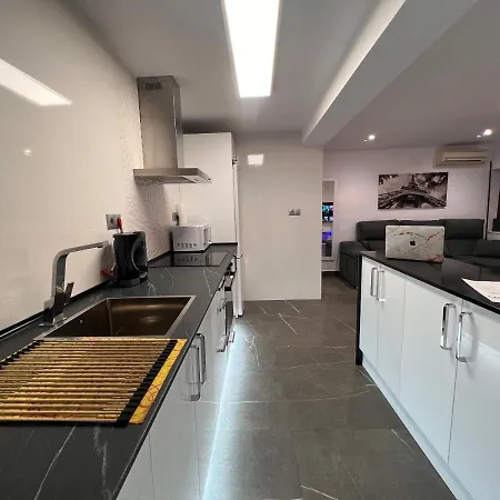Espacioso De Diseno A 3 Min Renfe Con Parking Privado Apartman *