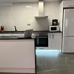 Espacioso De Diseno A 3 Min Renfe Con Parking Privado Apartmán