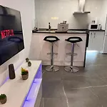 Espacioso De Diseno A 3 Min Renfe Con Parking Privado Apartmán