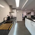 Espacioso De Diseno A 3 Min Renfe Con Parking Privado Apartmán *