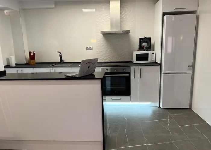 Espacioso De Diseno A 3 Min Renfe Con Parking Privado Apartament